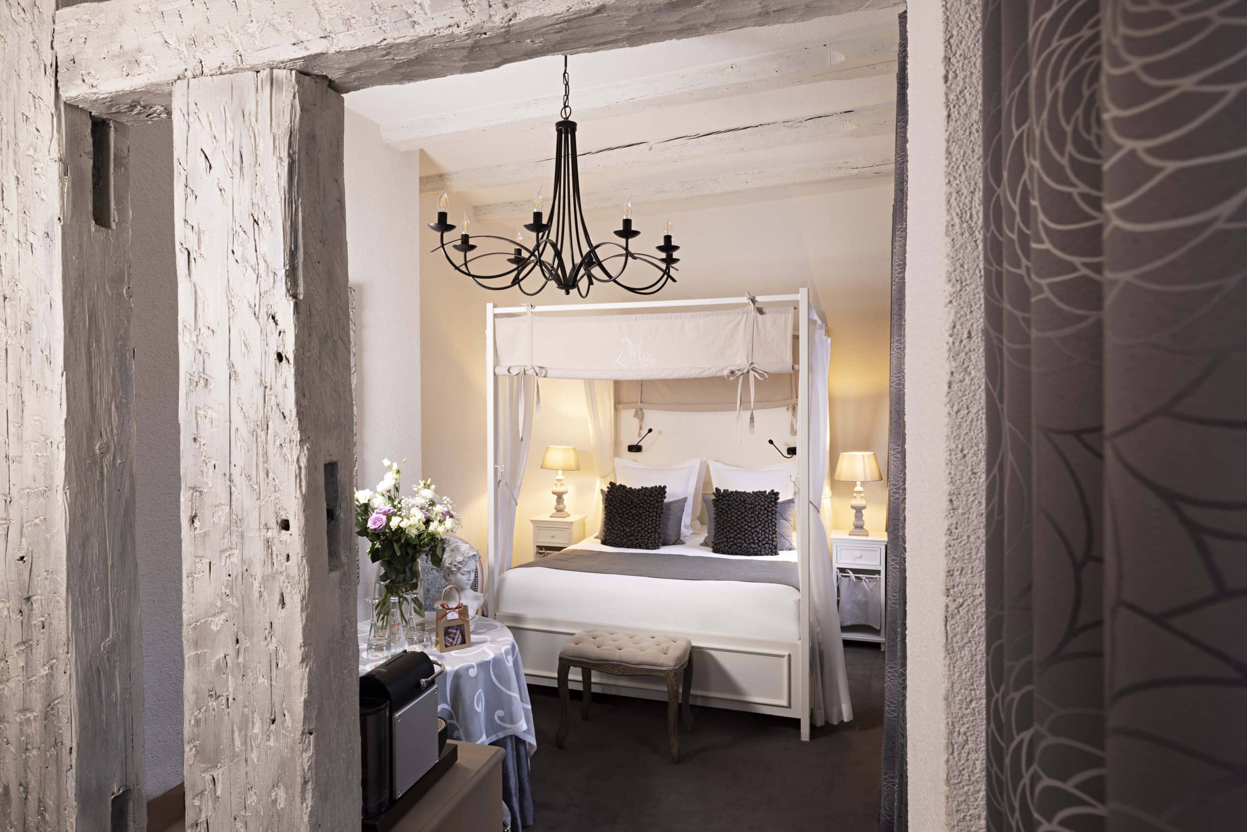 Chambre baldaquin blanc