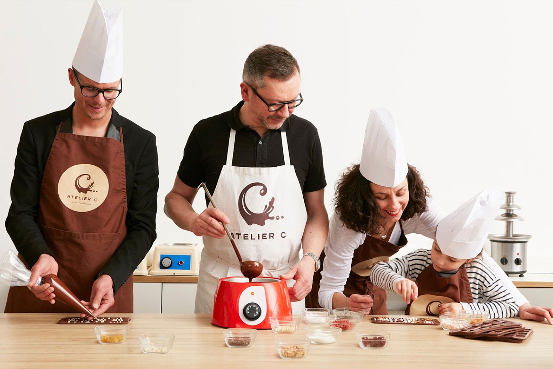 Atelier chocolat en famille, fontaine rouge