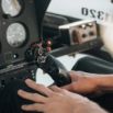 Manche cyclique d'hélicoptère en main du pilote