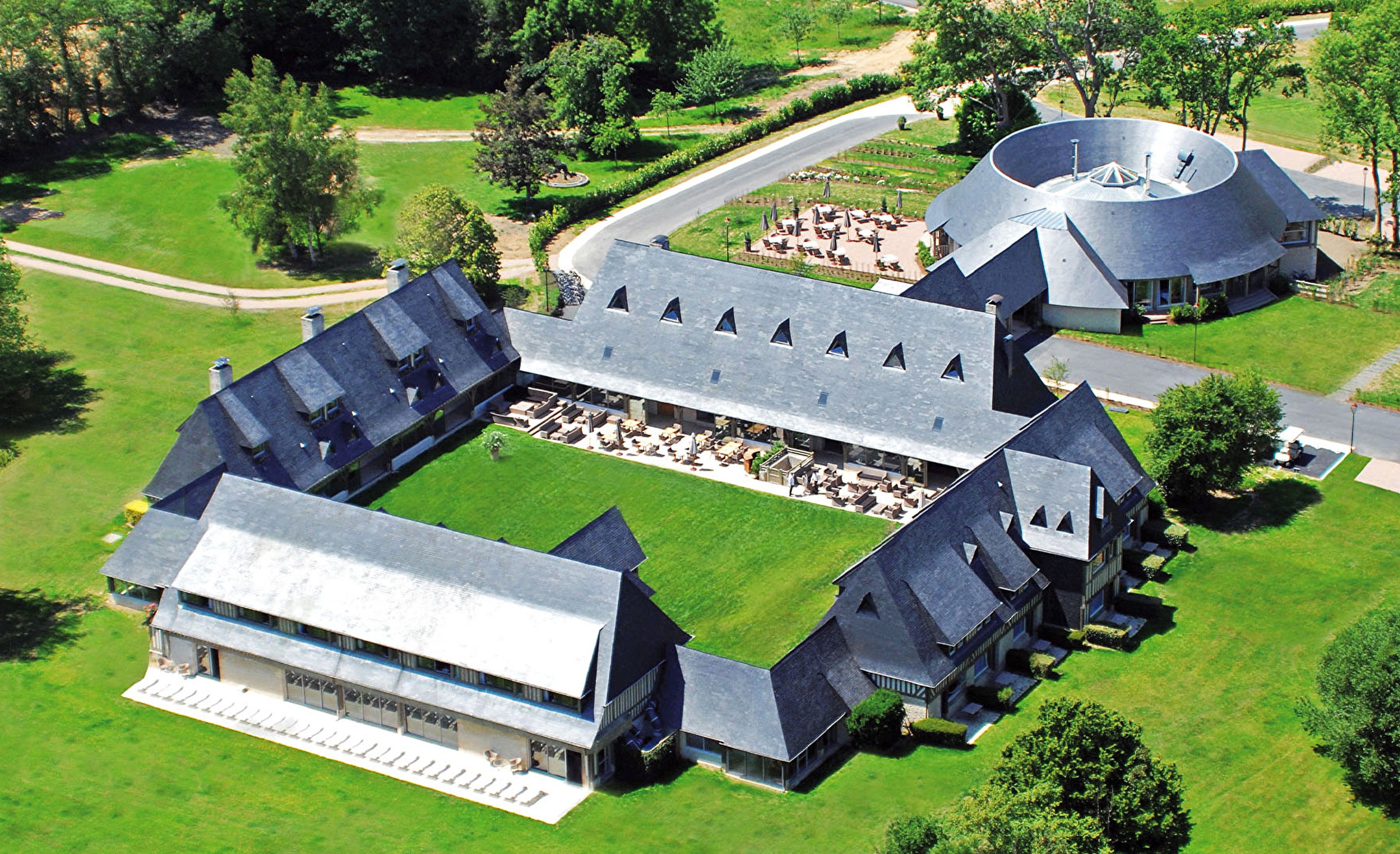 Vue aerienne manoirs normands jardin