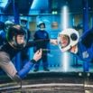 Instructeur encadrant un voltigeur en soufflerie