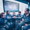 Famille en combinaison joignant les mains avant mission