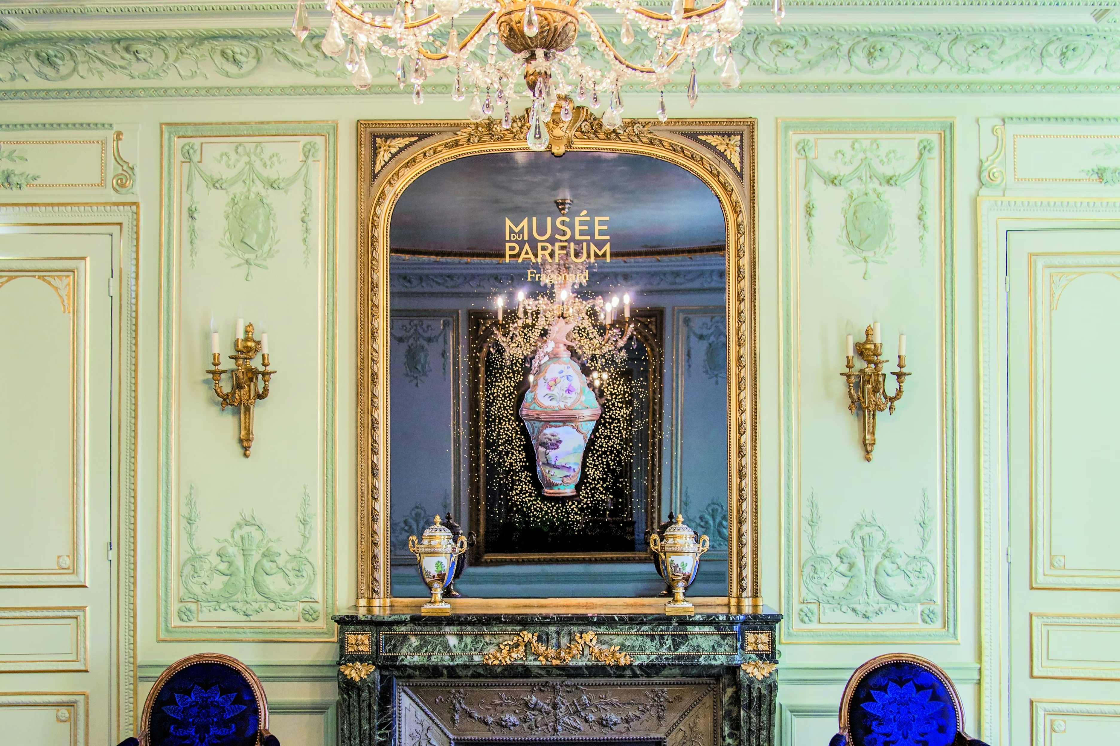 Cheminée du Grand Musée du Parfum dorée