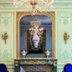 Cheminée du Grand Musée du Parfum dorée
