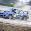 Subaru Impreza bleue en glisse sur piste mouillée