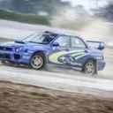 Subaru Impreza bleue en glisse sur piste mouillée