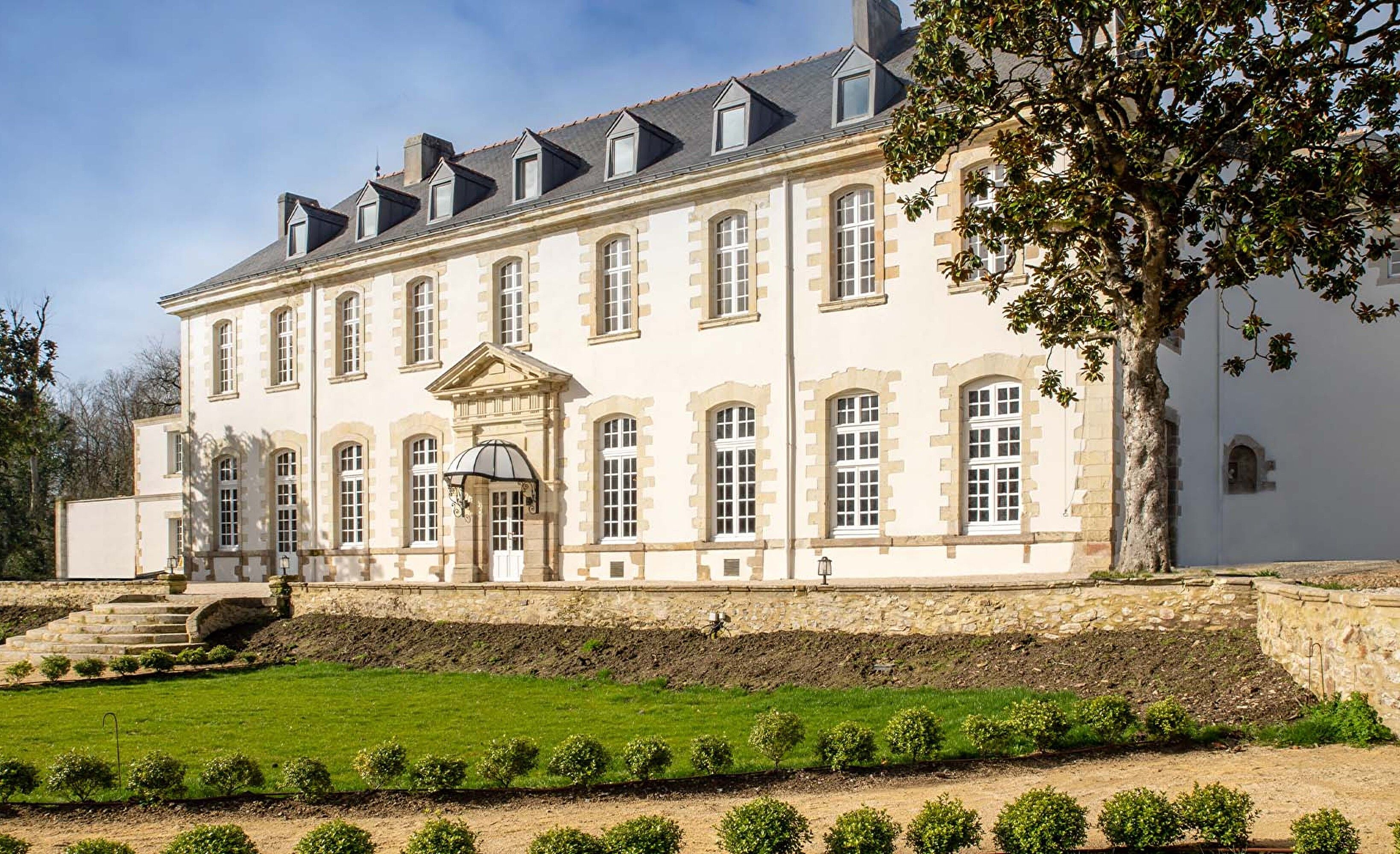 Facade abbaye jardin