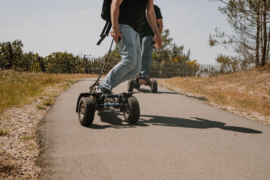 Riders en skate électrique tout-terrain en forêt