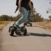 Riders skate tout-terrain de dos sur sentier