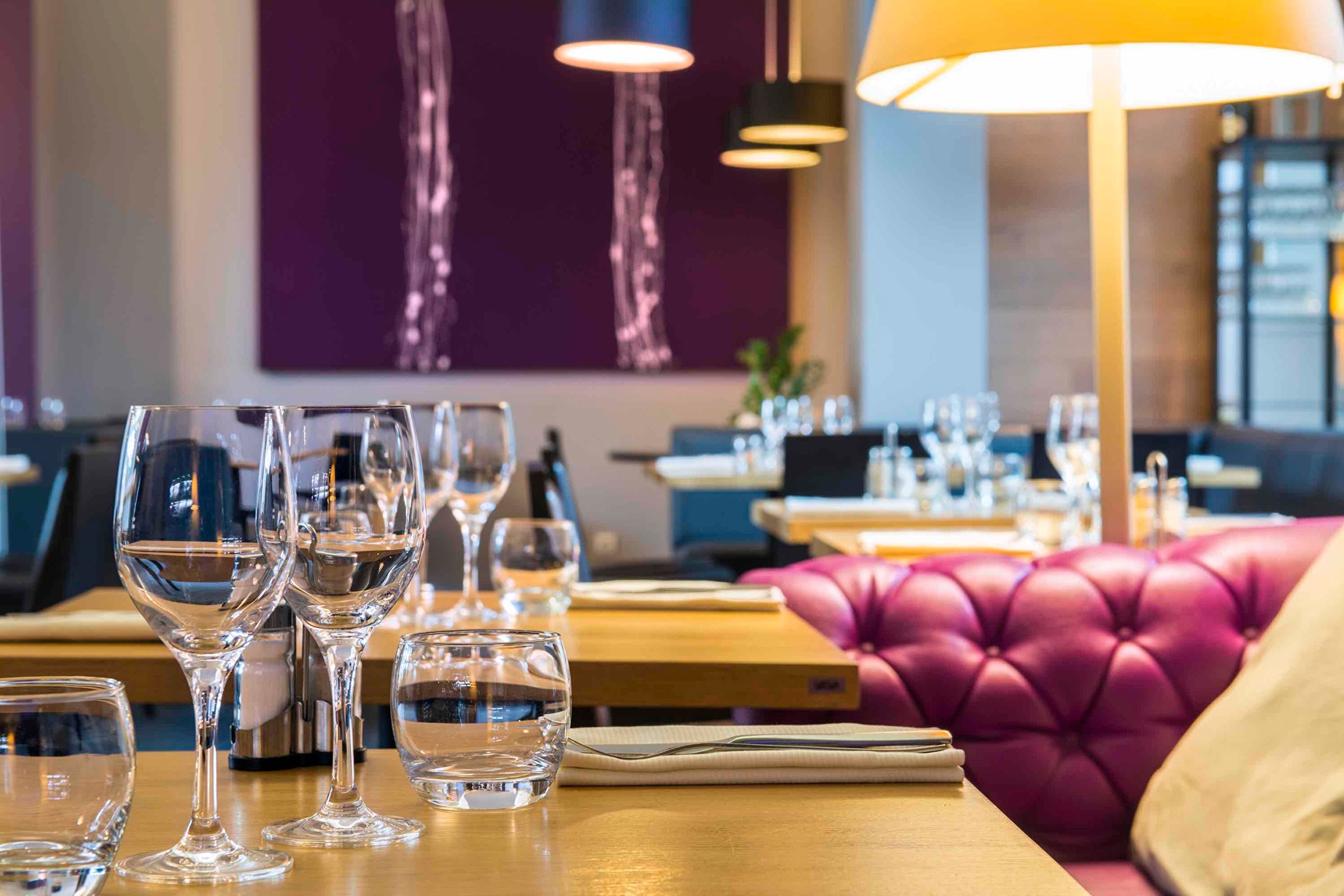 Restaurant dressage table