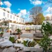 Jardin bassin parasols