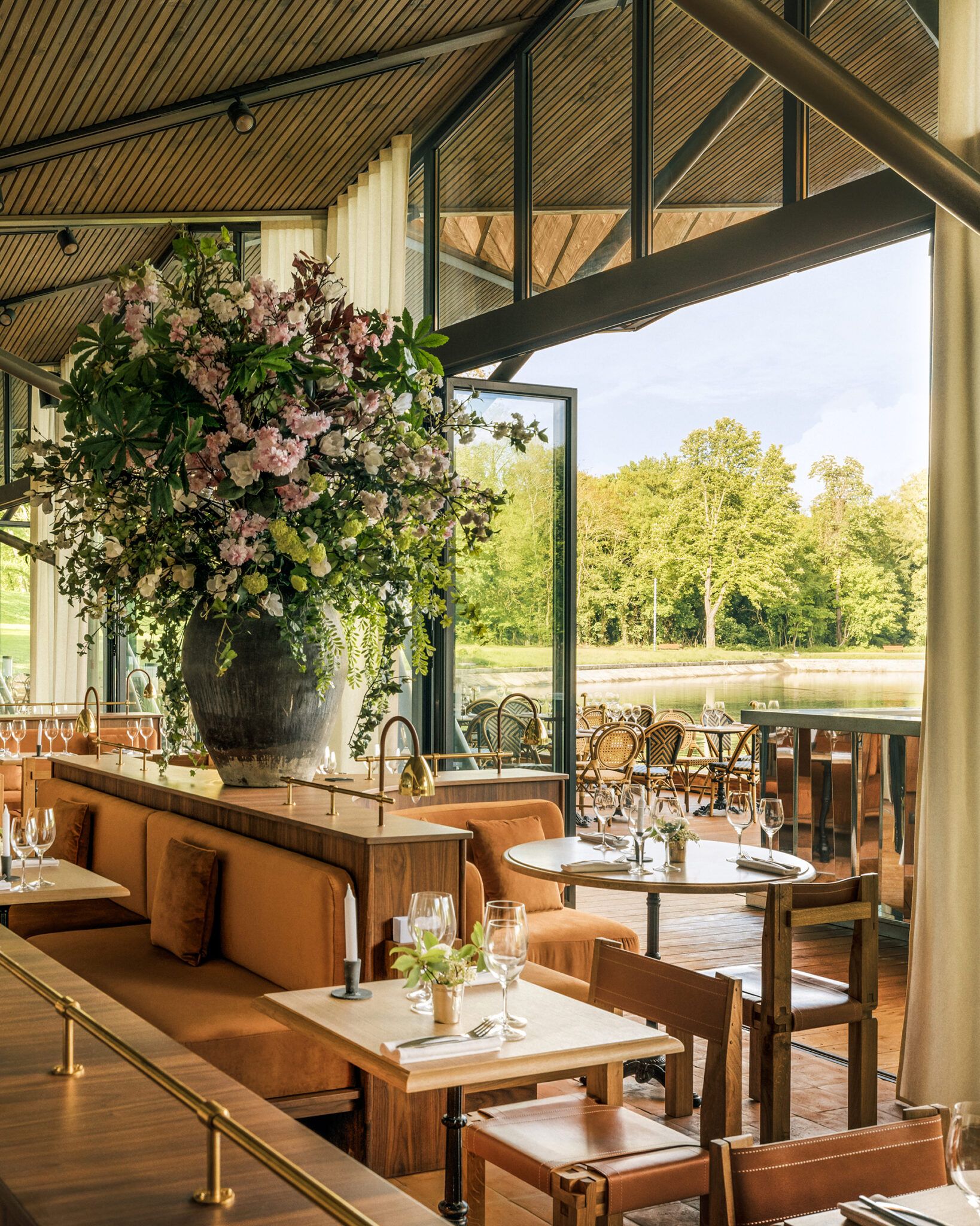 Salle de restaurant boisée avec gros bouquet floral