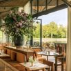 Salle de restaurant boisée avec gros bouquet floral
