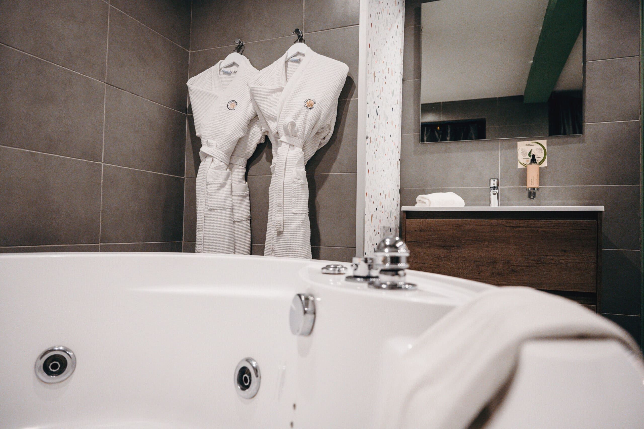 Salle de bain jacuzzi peignoirs