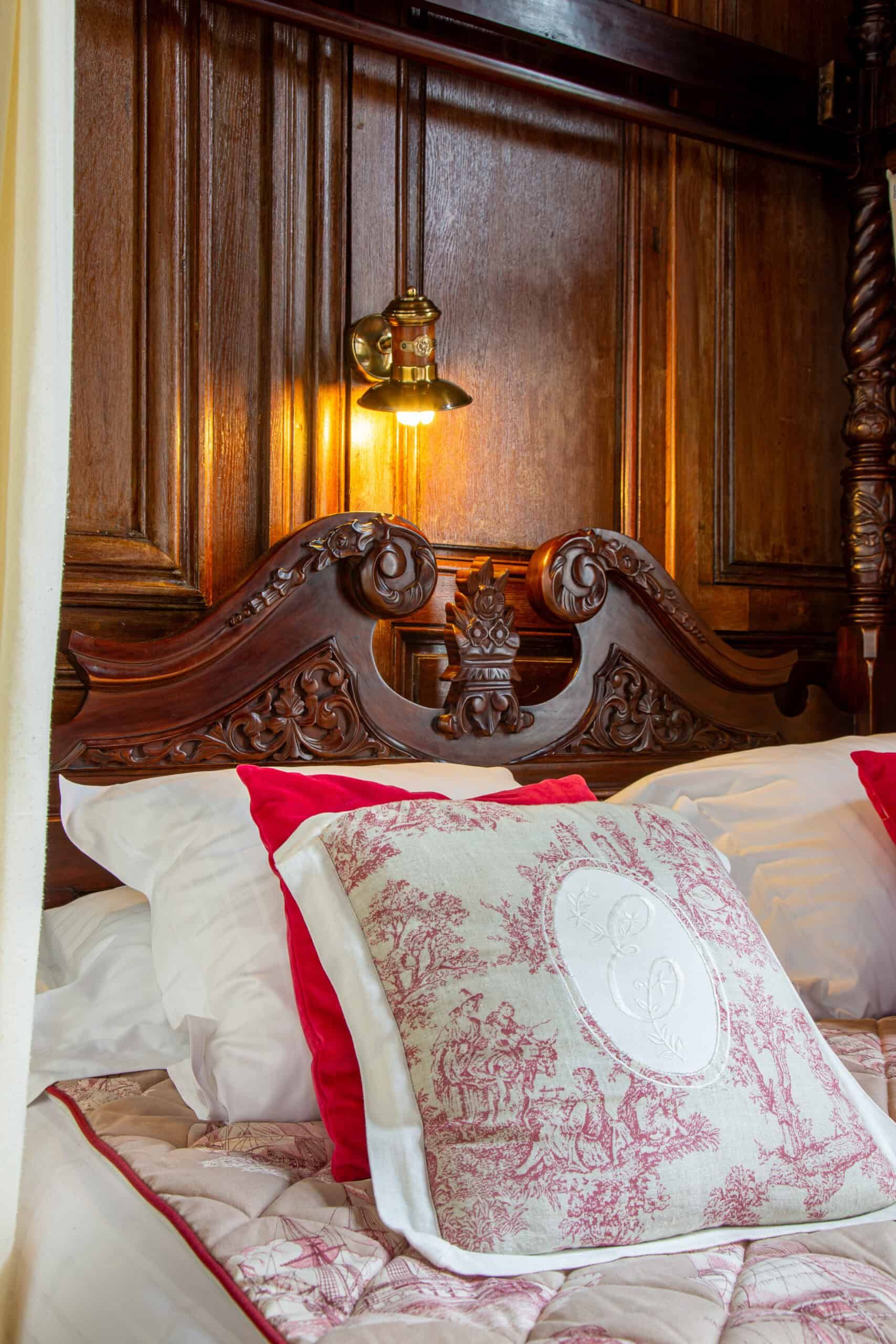Chambre baldaquin detail tete