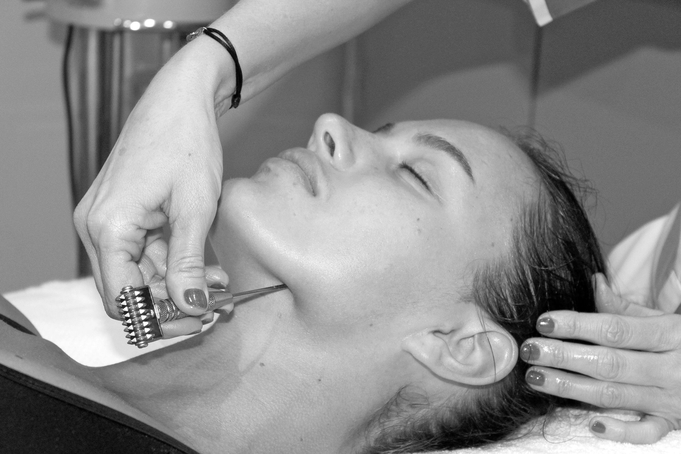 Soin esthétique du visage avec roller métallique