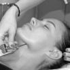 Soin esthétique du visage avec roller métallique