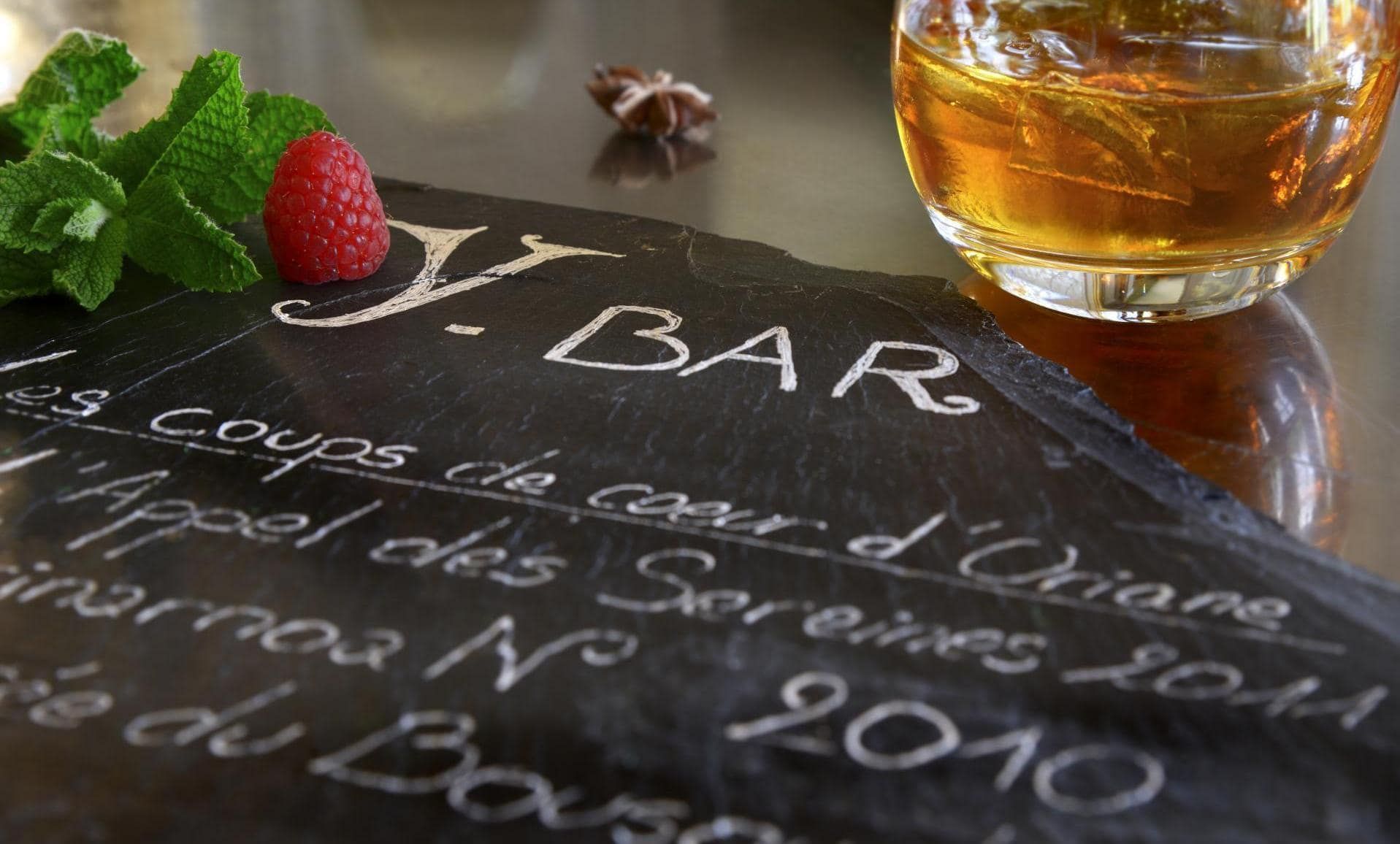 Carte de bar en ardoise avec cocktail framboise menthe