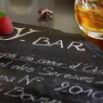Carte de bar en ardoise avec cocktail framboise menthe