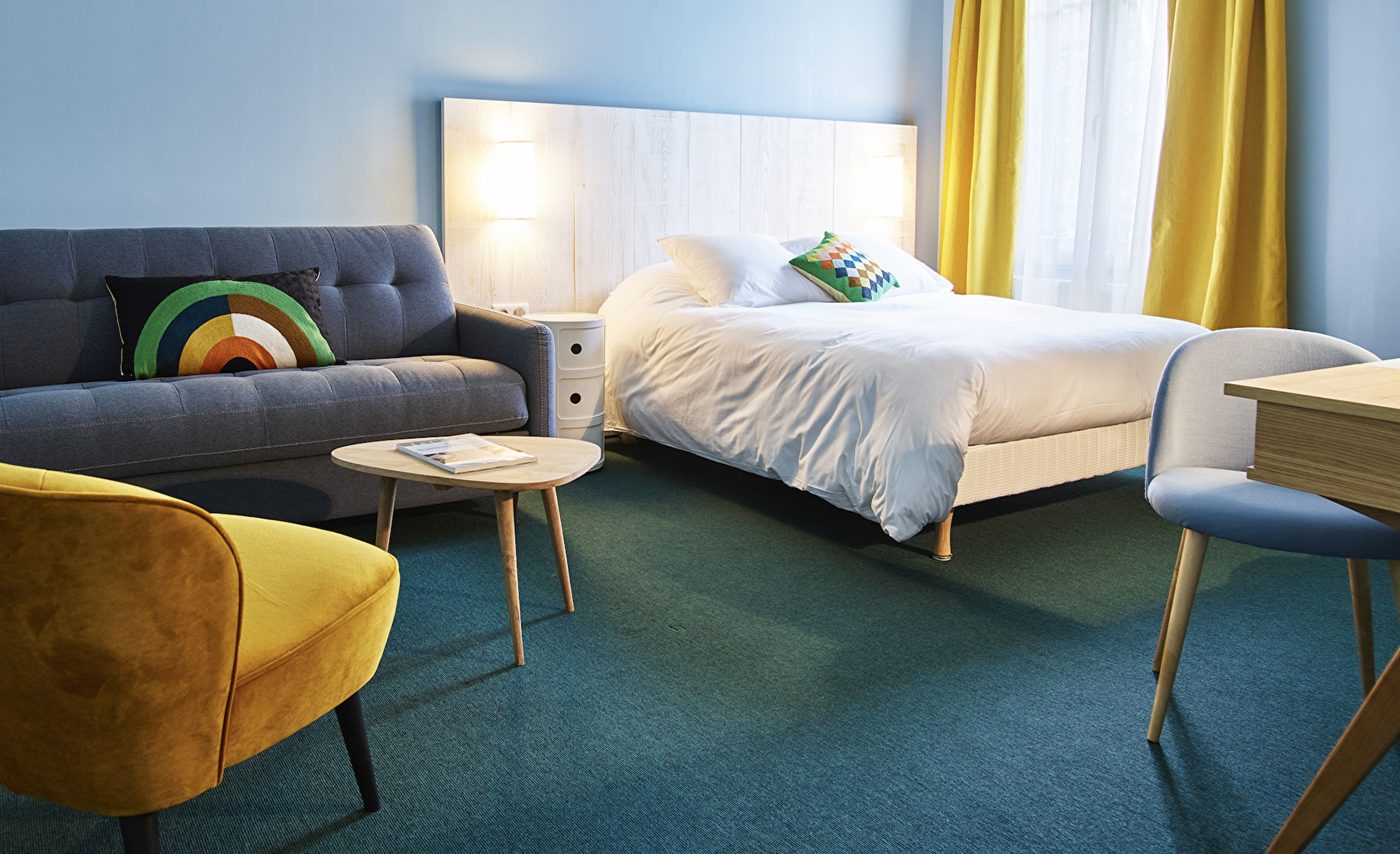 Chambre double bleu rideaux jaunes