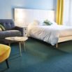 Chambre double bleu rideaux jaunes