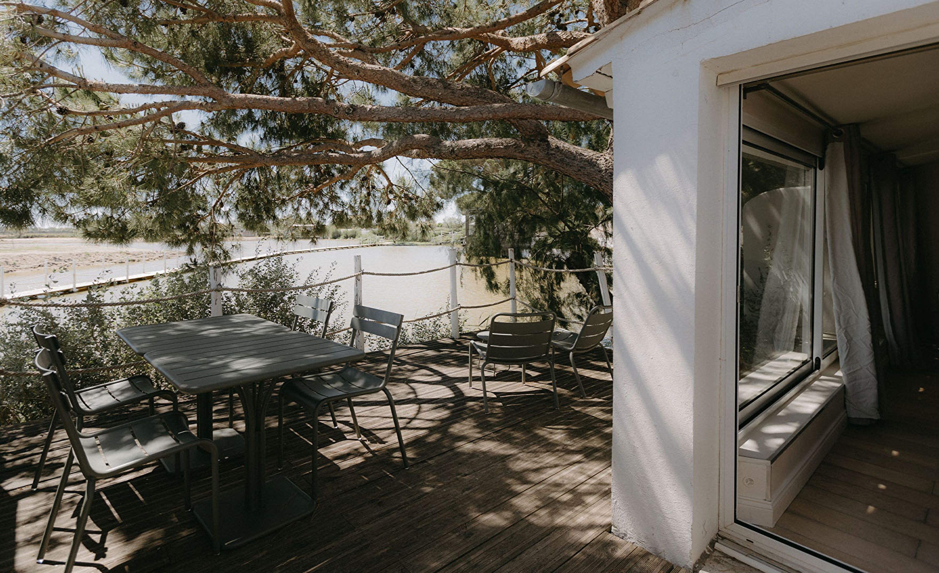 Terrasse table vue lac
