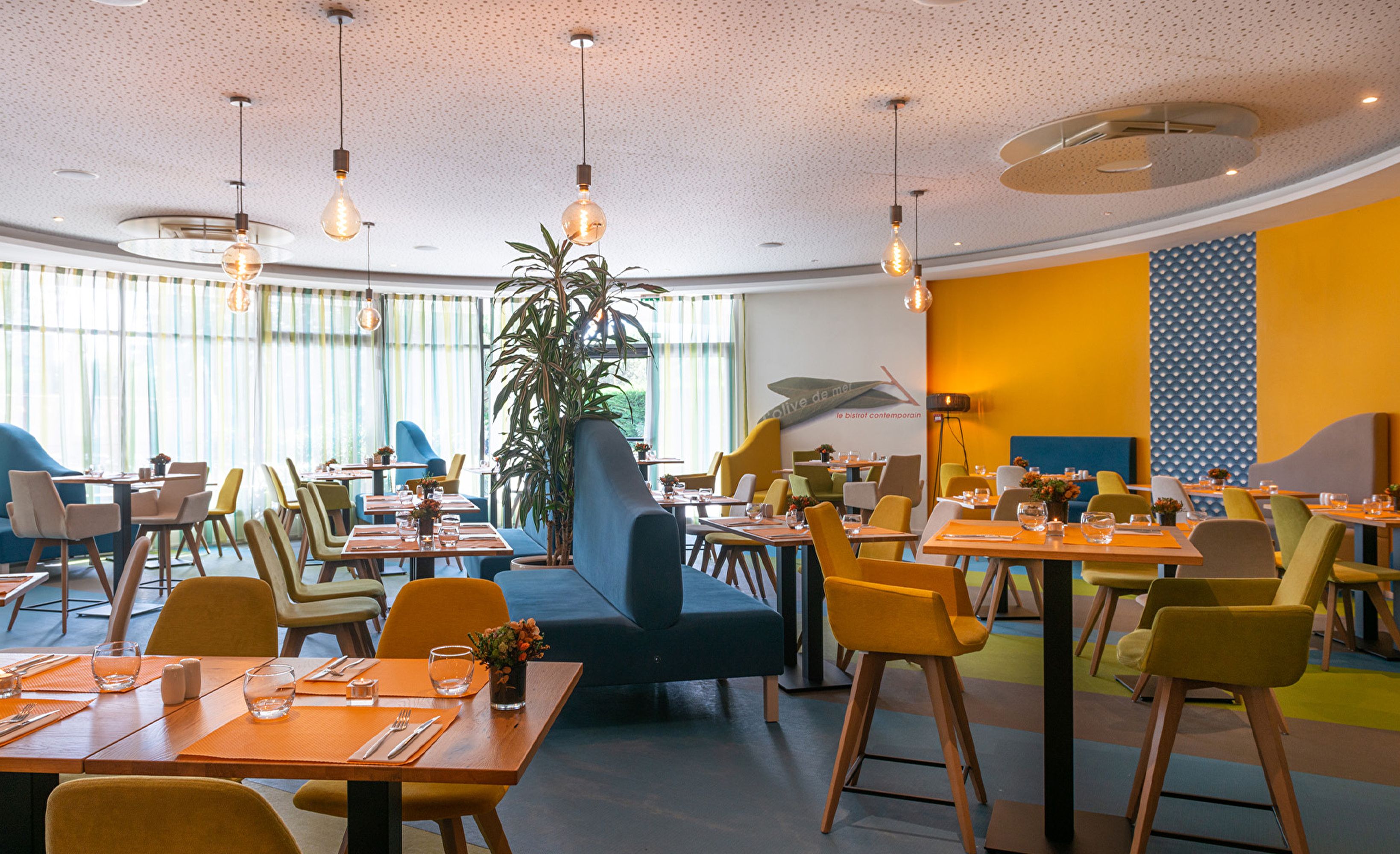 Restaurant brasserie jaune suspensions
