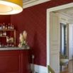 Salon bar tapissé rouge avec étagères de spiritueux