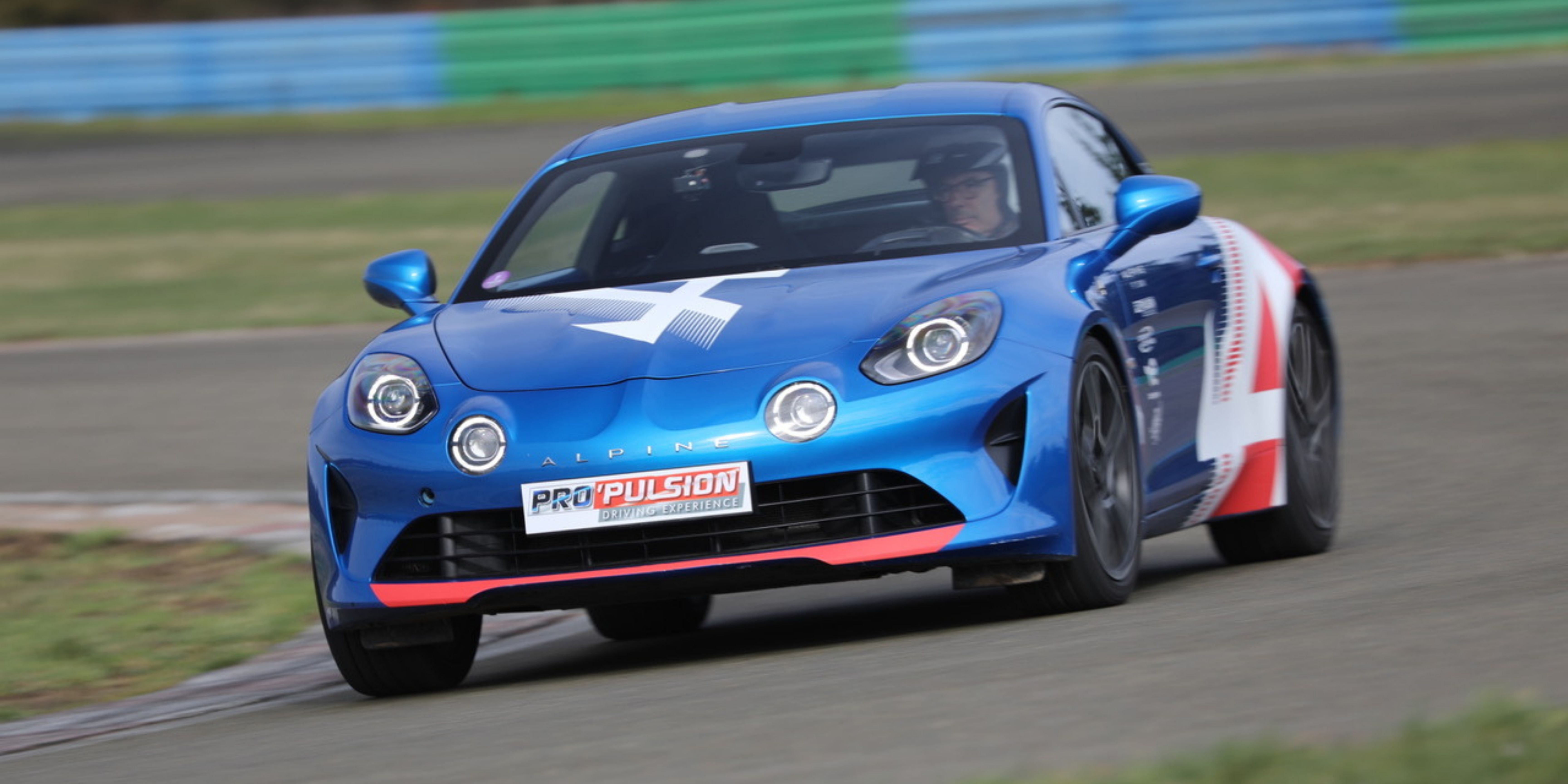 Alpine A110 bleue Pro'Pulsion en virage circuit