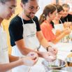 Élèves rieurs en cours de cuisine École Ducasse