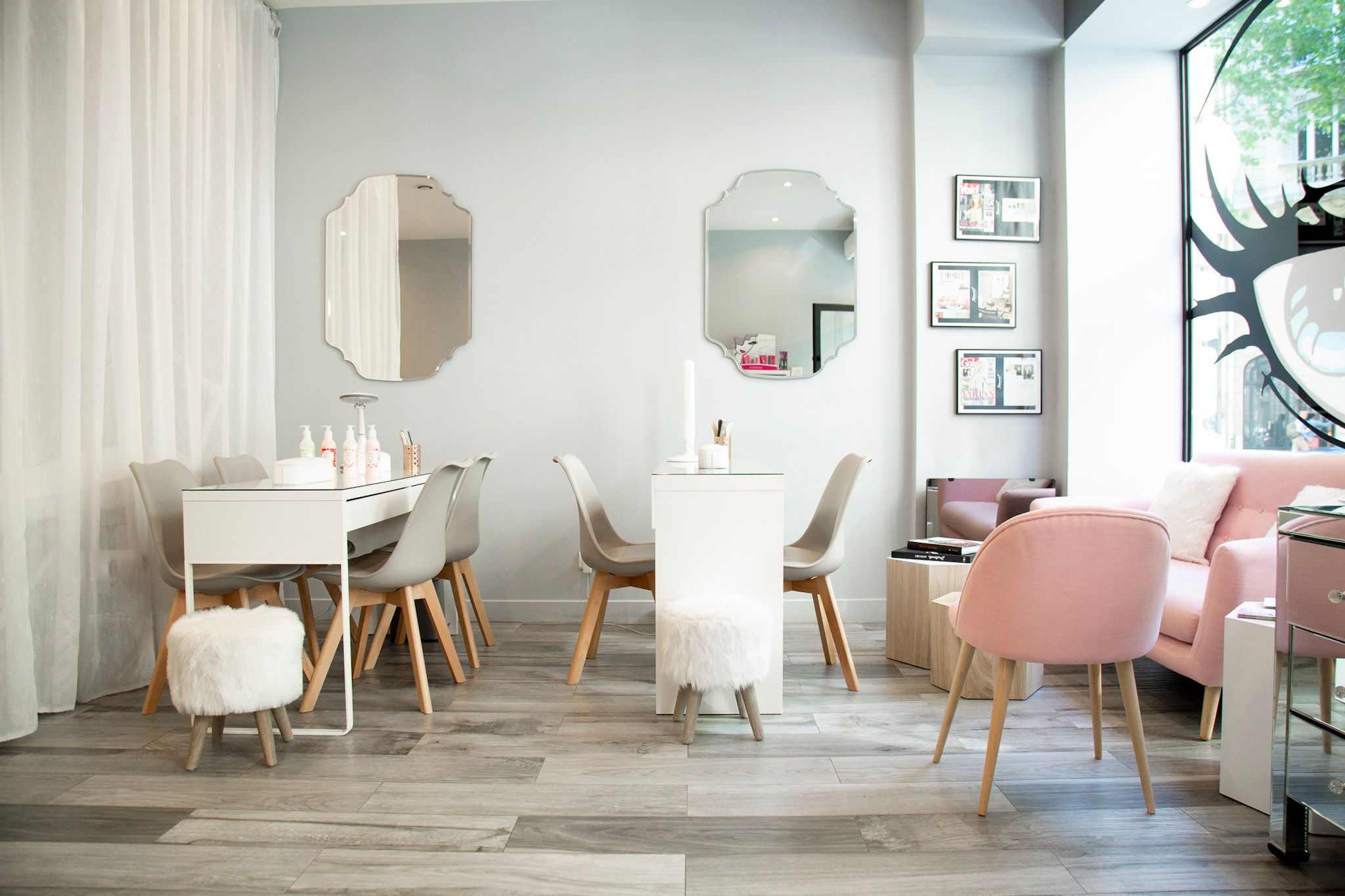Salon de manucure rose pastel avec miroirs vintage