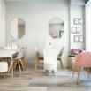 Salon de manucure rose pastel avec miroirs vintage