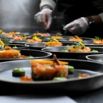 Dressage de tartares de saumon en cuisine professionnelle