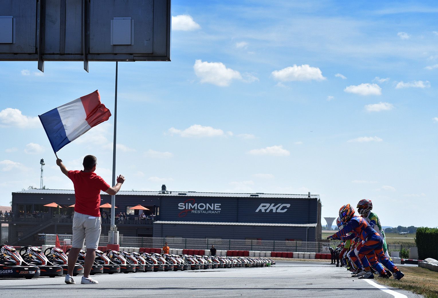 Départ de course de karting sous drapeau français