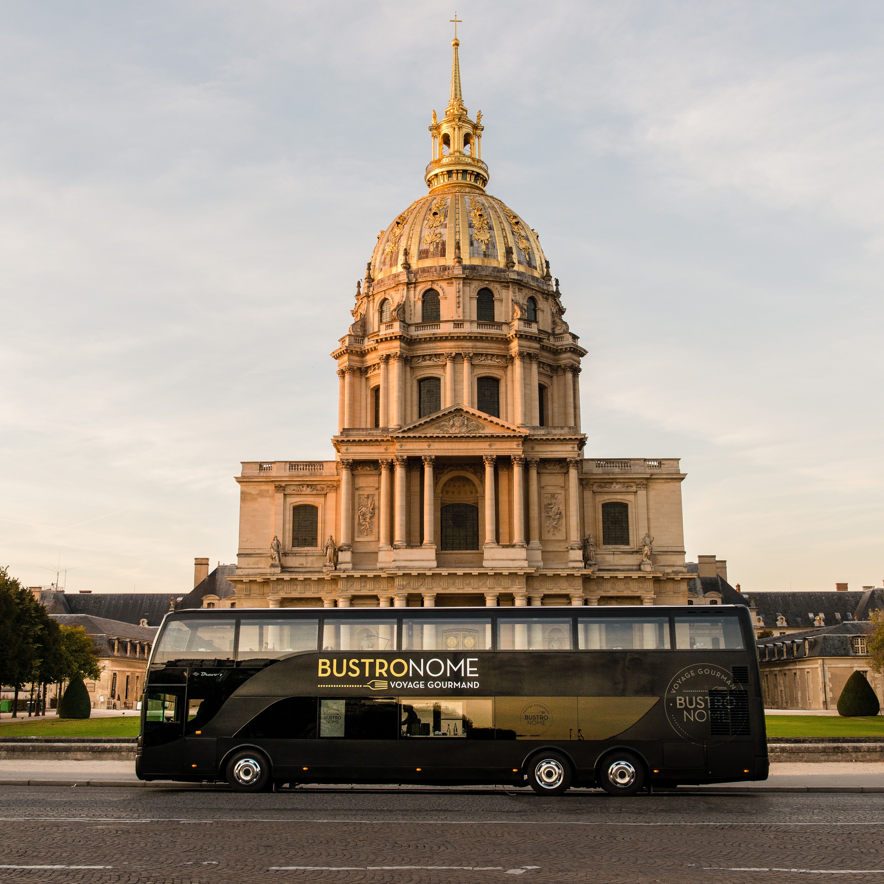 Bus Bustronome devant le dôme des Invalides
