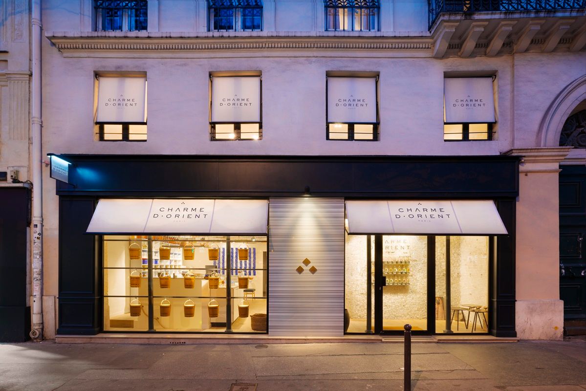 Façade éclairée de la boutique Charme d'Orient à Paris