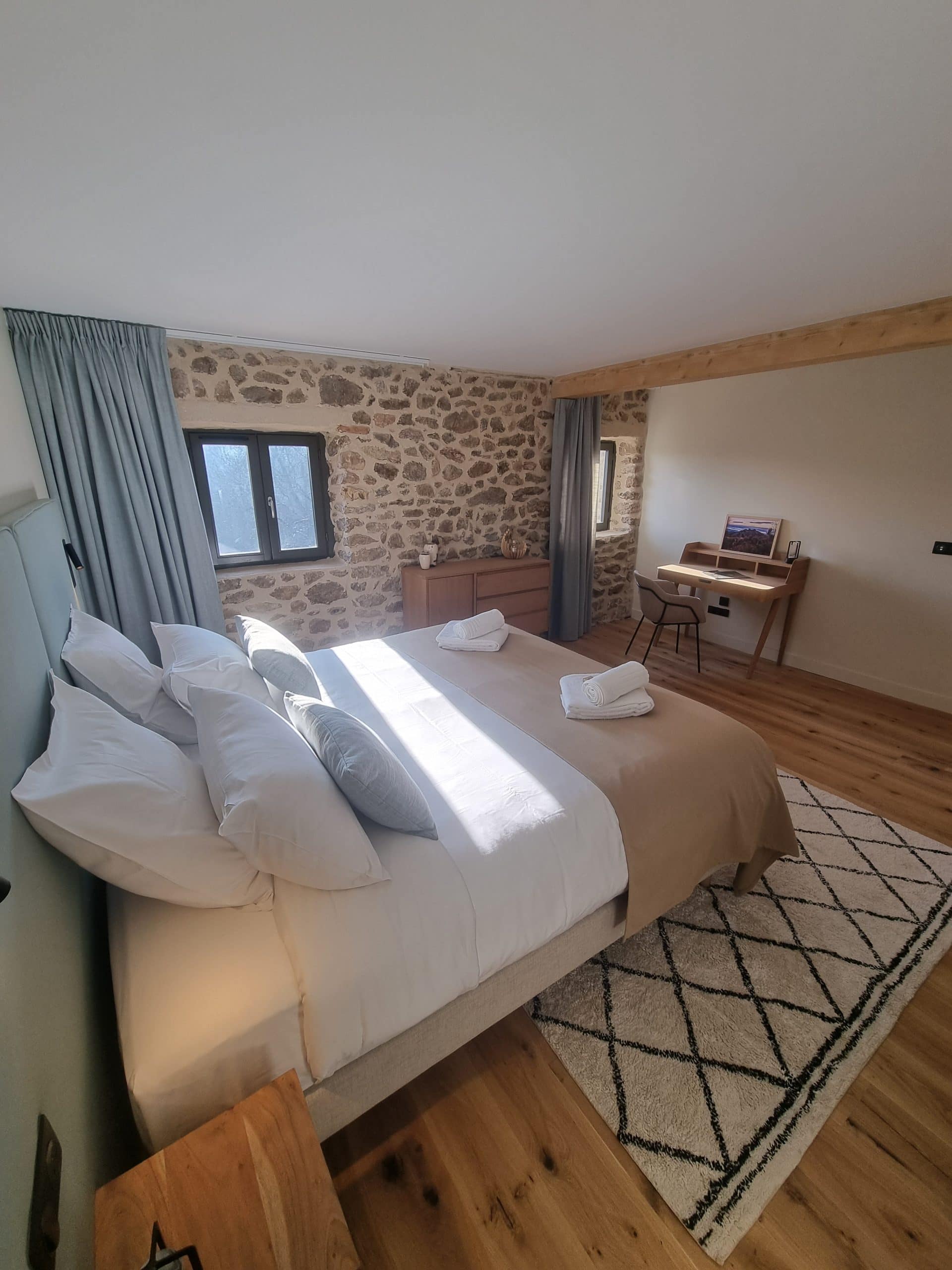 Chambre 6 vue bureau