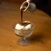 Versement d'un café chaud sur une coupe glacée affogato