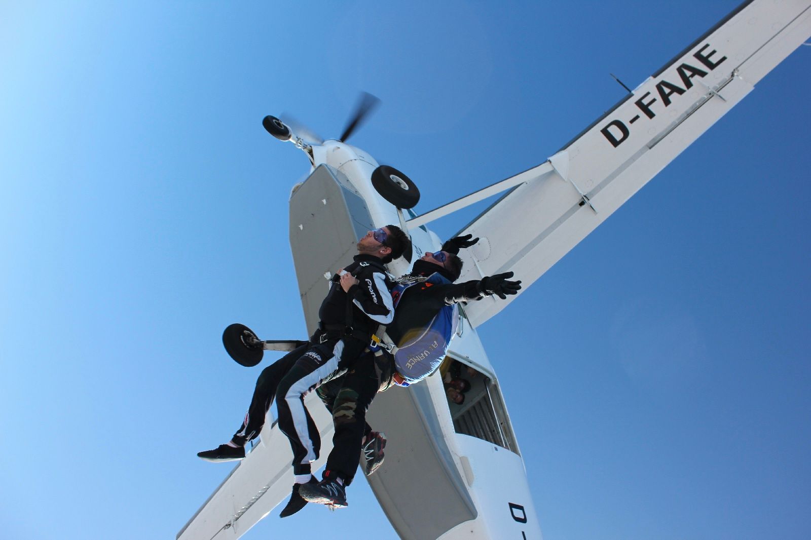 Saut en tandem sortant d'un avion de parachutisme