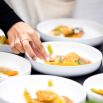 Cheffe dressant une assiette gastronomique en cuisine