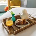Petit dejeuner au lit plateau