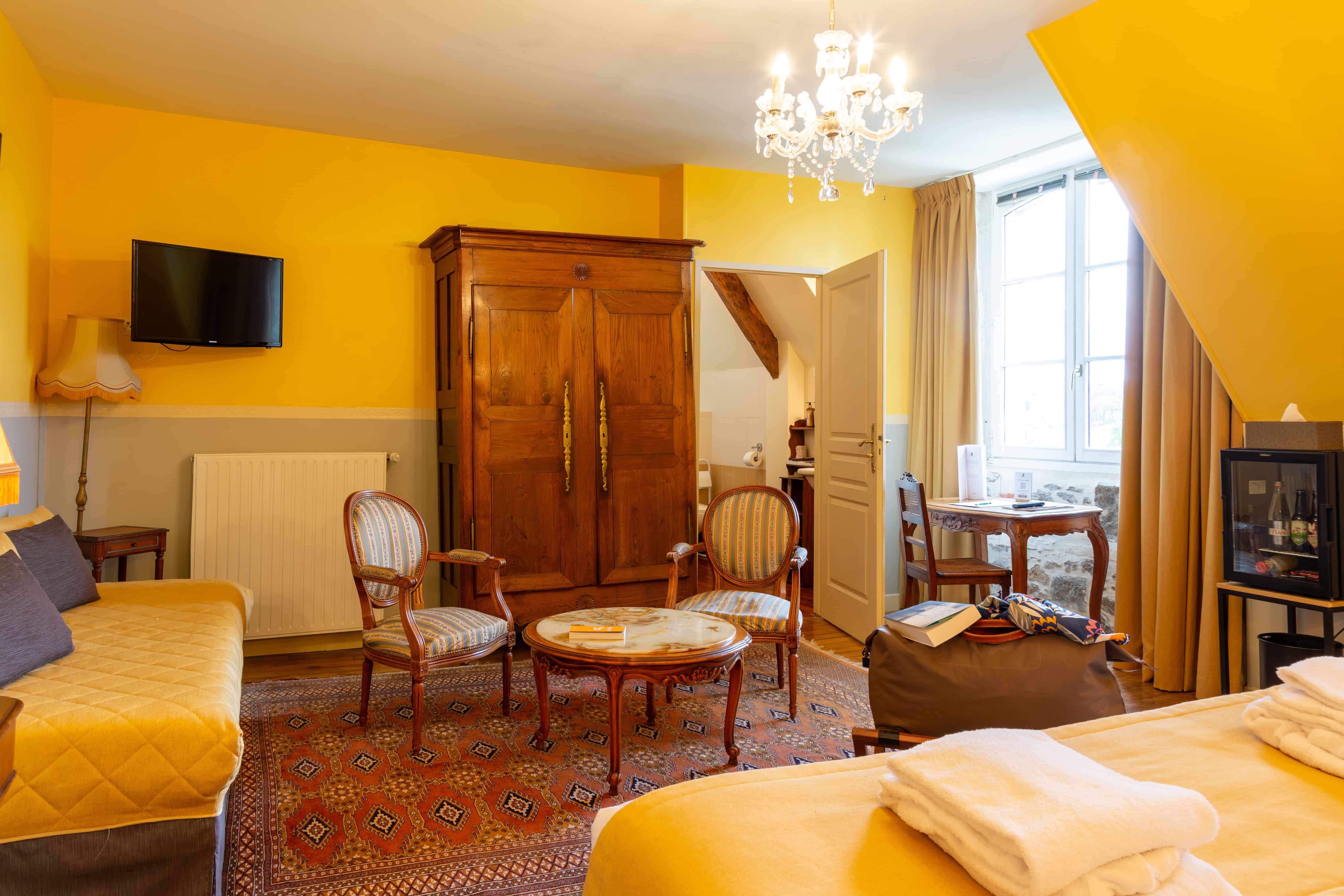 Chambre mansardee jaune salon