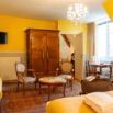 Chambre mansardee jaune salon