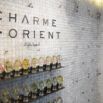 Mur de mosaïque blanche avec flacons d'huiles parfumées