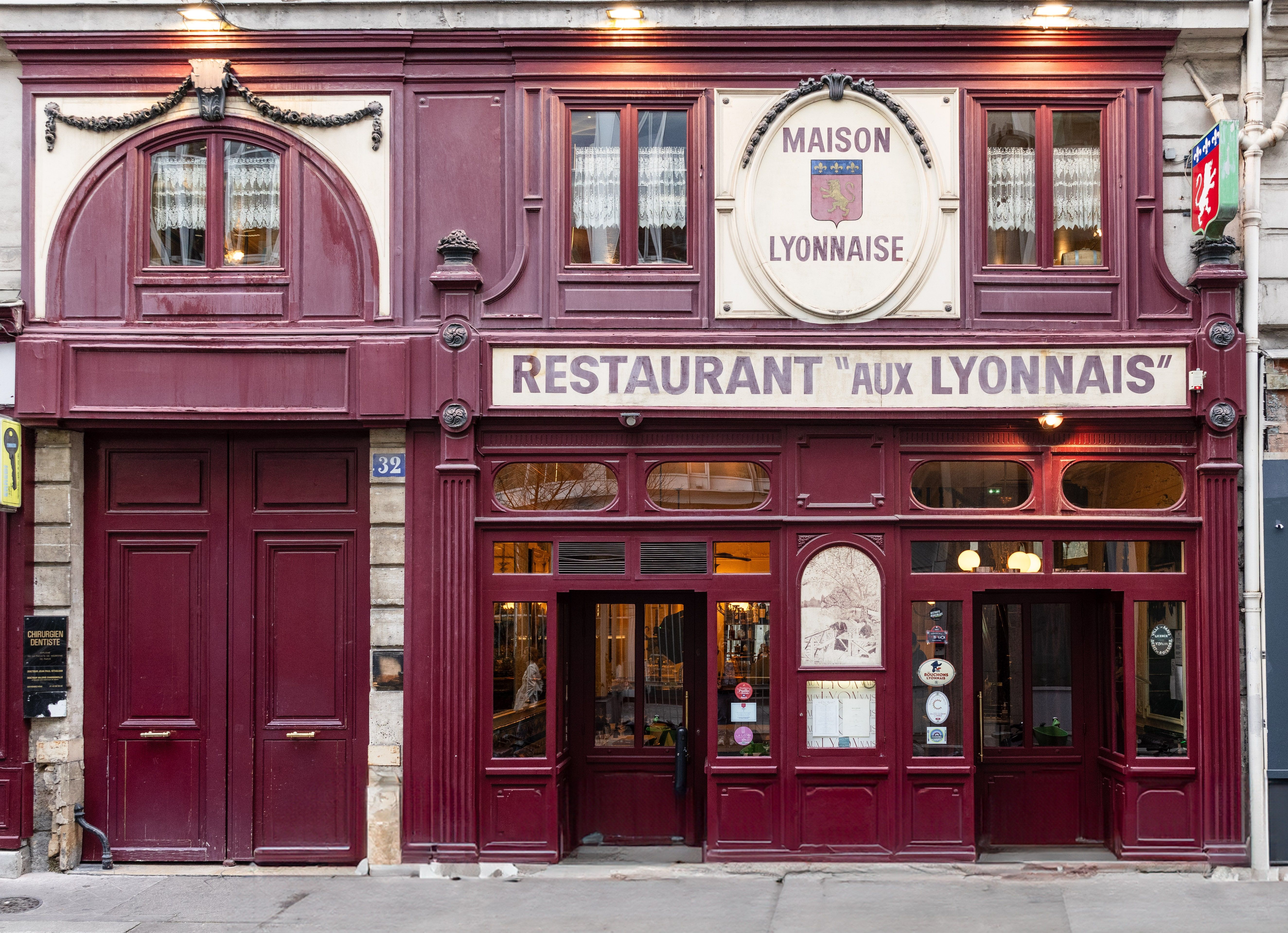 Façade bordeaux du restaurant Aux Lyonnais