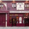 Façade bordeaux du restaurant Aux Lyonnais