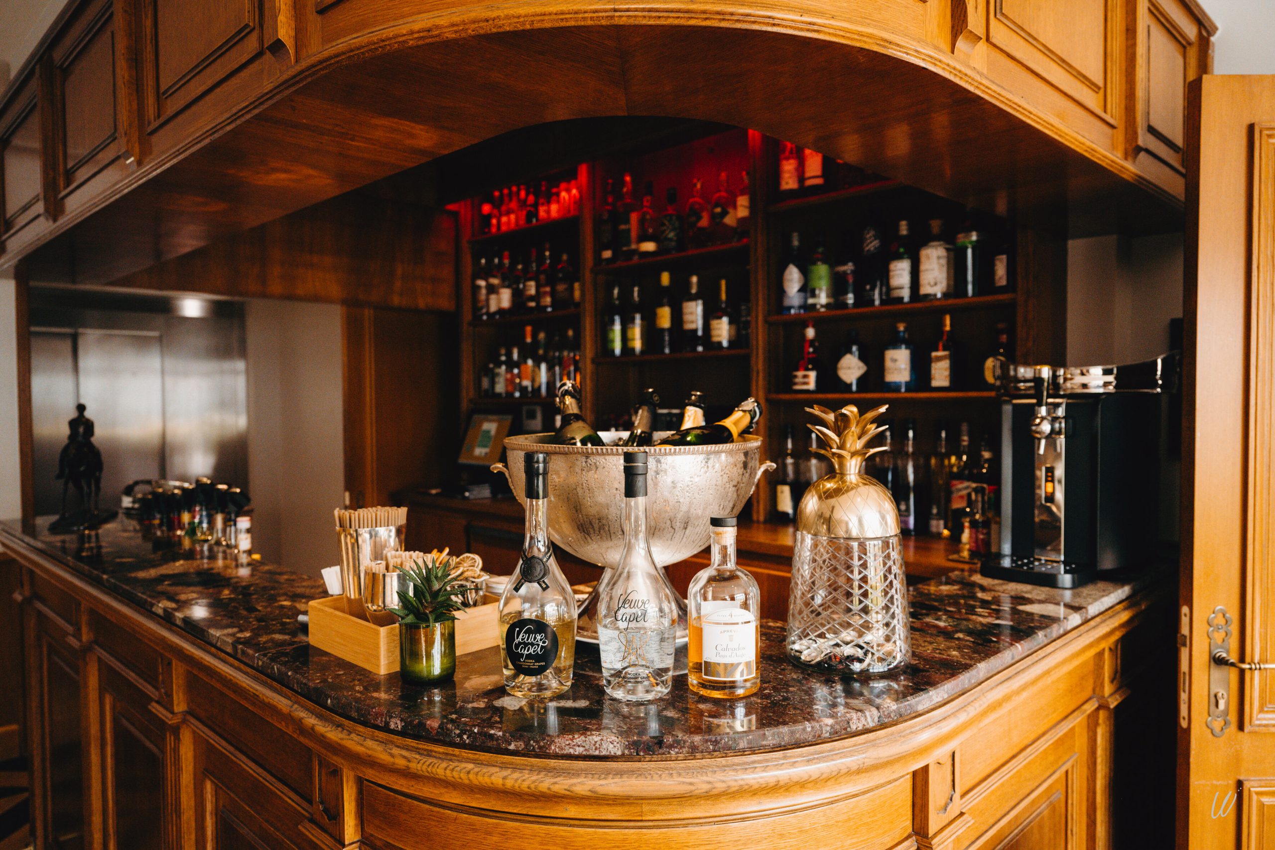 Bar en bois sculpté avec champagne et spiritueux