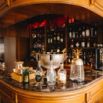 Bar en bois sculpté avec champagne et spiritueux