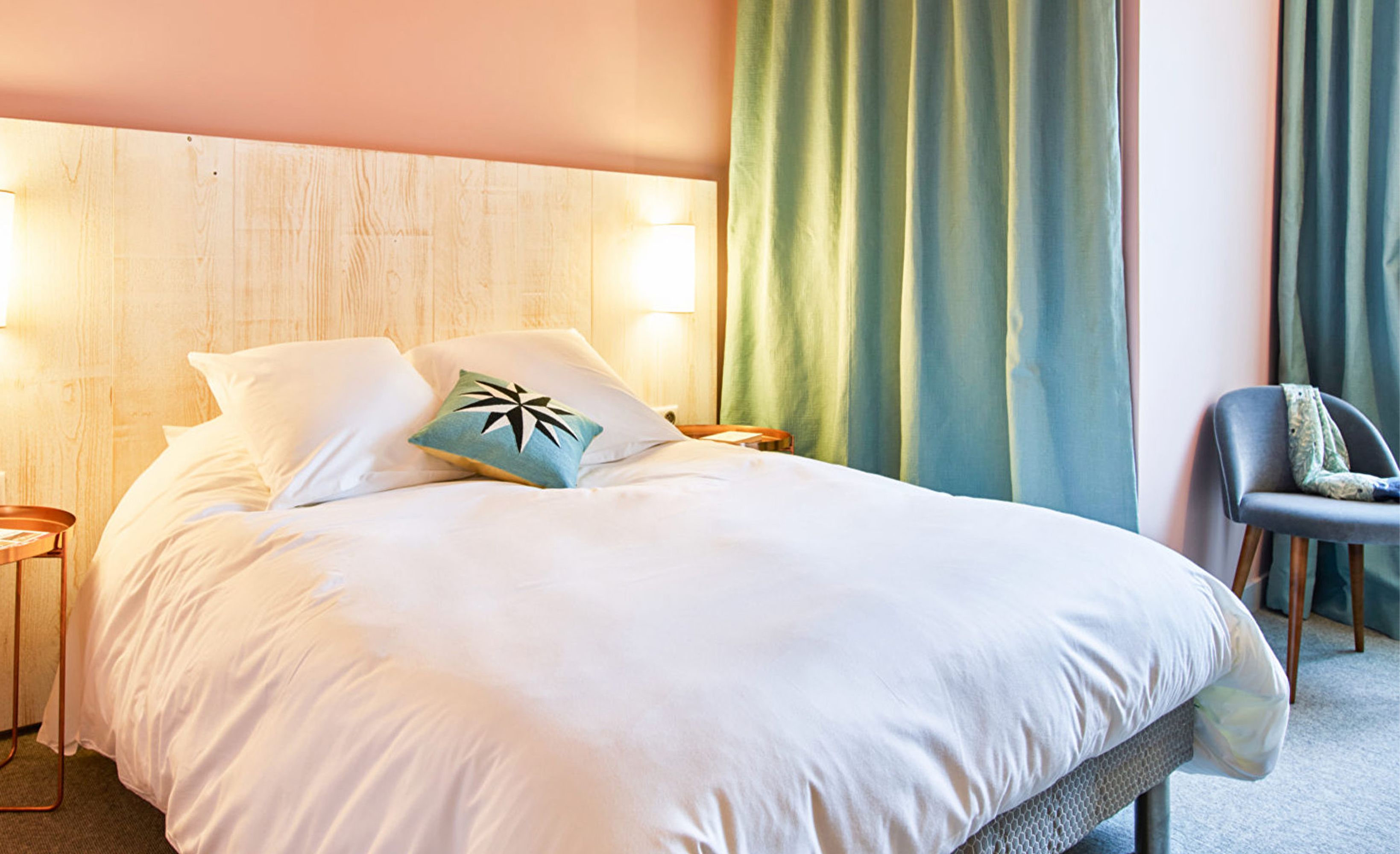 Chambre double rose rideaux vert deau