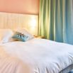 Chambre double rose rideaux vert deau